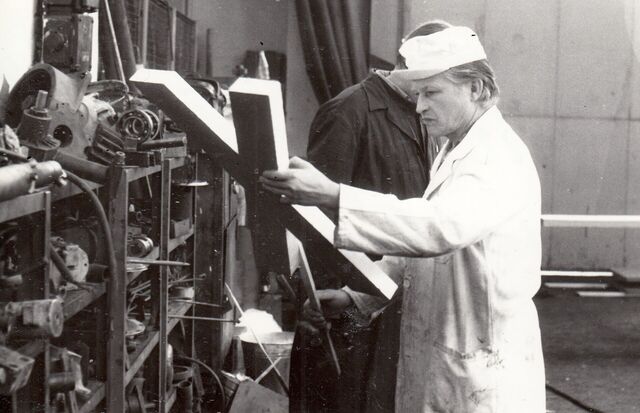 První máj, výroba alegorického vozu, 1982. Zdroj: archiv pamětníka